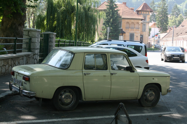 Dacia_1100_in_Brasov,_Romania