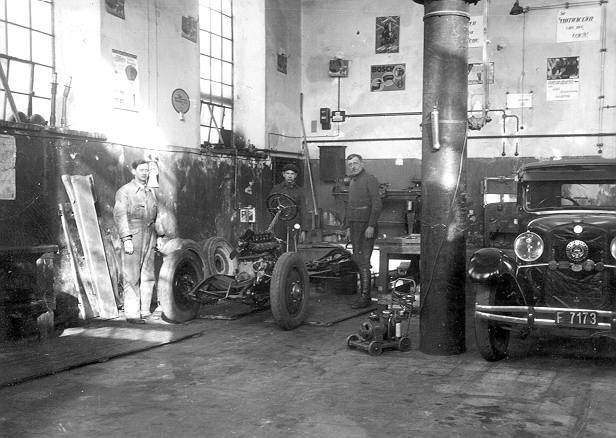 1934 die Werkstatt 1934 - rechts ein Steyr 30