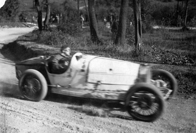 Jan_Ripper_Bugatti_T37_versenyautóval_az_1928-as_svábhegyi_verseny_edzésén._Fortepan_19731